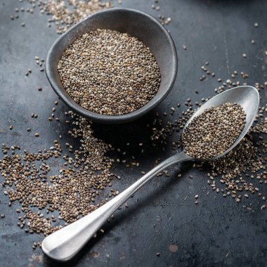 Bir kase içinde organik sağlıklı chia tohum