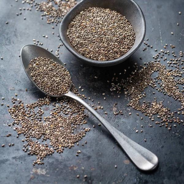 Bir kase içinde organik sağlıklı chia tohum