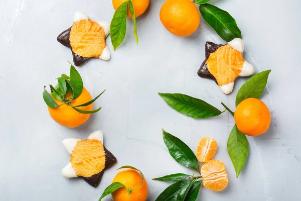 Grinalda de biscoitos de Natal com tangerina — Fotografia de Stock