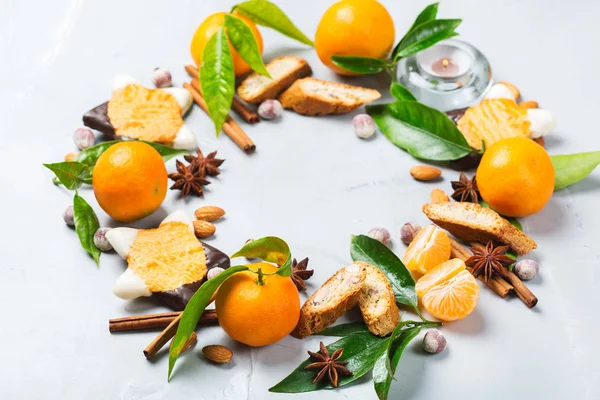 Corona de galletas de Navidad con especias y mandarina — Foto de Stock