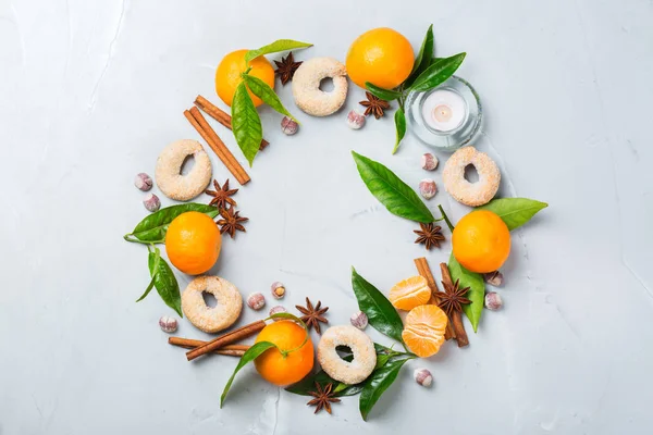 De kroon van de koekjes van Kerstmis met specerijen en tangerine — Stockfoto