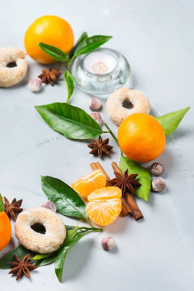 De kroon van de koekjes van Kerstmis met specerijen en tangerine — Stockfoto