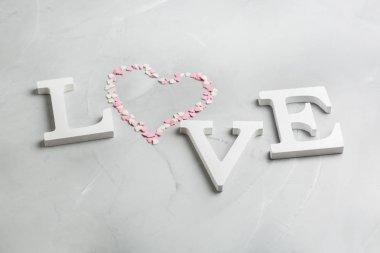 Sevgililer günü tatil metin kelime aşk ile pembe kalp