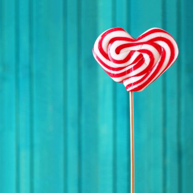 Lolipop Sevgililer günü turkuaz arka plan için kalp şeklinde