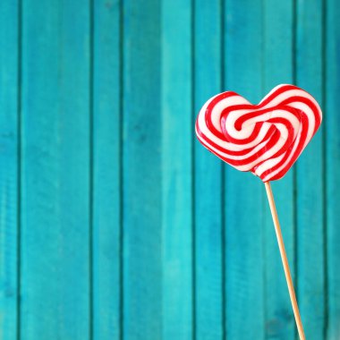 Lolipop Sevgililer günü turkuaz arka plan için kalp şeklinde