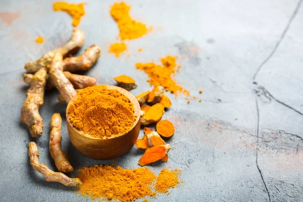 Polvere di curcuma longa di radice di curcuma cruda — Foto Stock