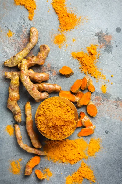 Raw turmeric rădăcină curcuma longa pulbere — Fotografie, imagine de stoc