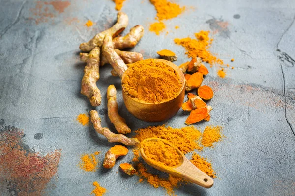 Polvere di curcuma longa di radice di curcuma cruda — Foto Stock