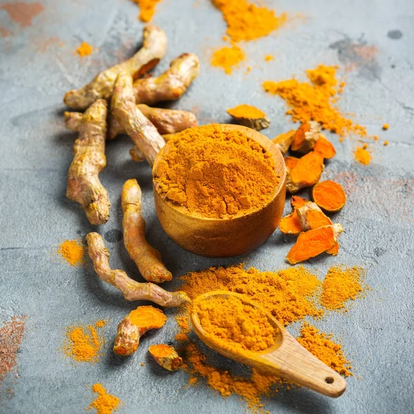 Raw turmeric rădăcină curcuma longa pulbere — Fotografie, imagine de stoc