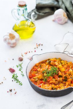 Organik sebze yahni Fransız ratatouille tavada güveç