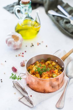 Güveç organik sebze yahni Fransız ratatouille güveç