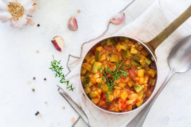 Güveç organik sebze yahni Fransız ratatouille güveç