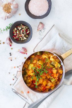 Güveç organik sebze yahni Fransız ratatouille güveç