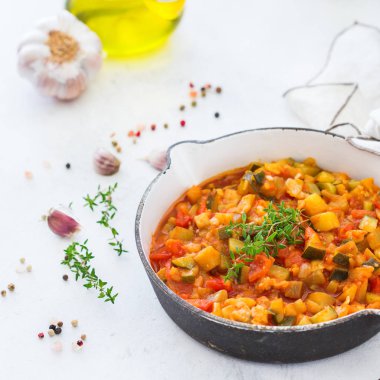 Organik sebze yahni Fransız ratatouille tavada güveç