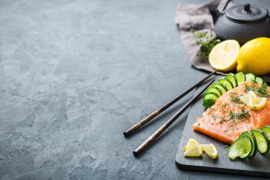 Japon yemekleri yemek pişirmek için Çiğ somon fileto