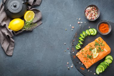 Japon yemekleri yemek pişirmek için Çiğ somon fileto