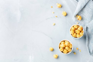 Parti ya da evde sinema için tatlı karamelli patlamış mısır