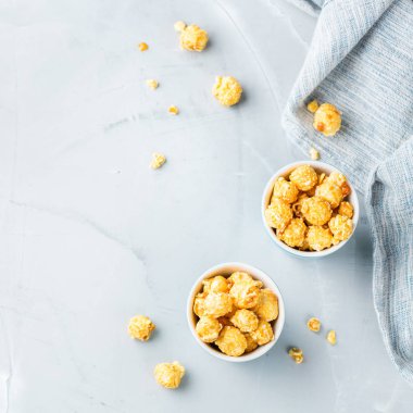 Önemsiz tatlı gıda kavramı. Karamelli patlamış mısır mavi gözlük parti ve sinema için hazır. Alan üst görünüm Kopyala düz arka plan yatıyordu