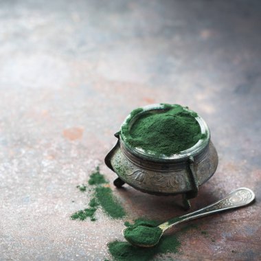 Superfood kavramı yer yeşil spirulina yosun toz