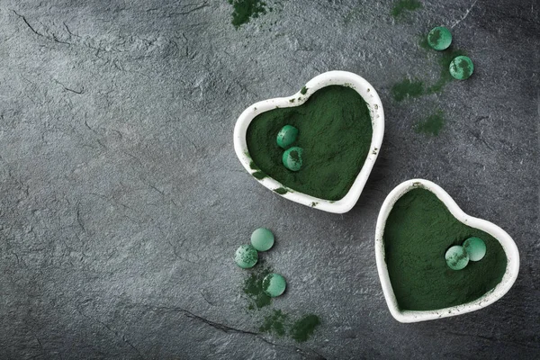 Superfood concetto terra verde Spirulina alghe in polvere, compresse pillole — Foto Stock