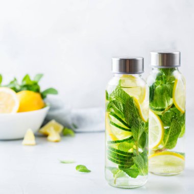 Taze serin limon salatalık nane suyu Detoks içecek infüzyon