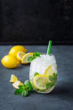 Soğuk alkol mojito kokteyl, uzun bir içki içecek, limonata