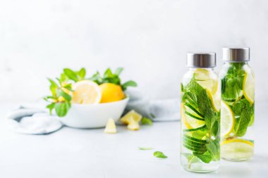 Taze serin limon salatalık nane suyu Detoks içecek infüzyon