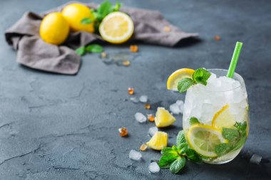 Soğuk alkol mojito kokteyl, uzun bir içki içecek, limonata