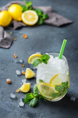 Soğuk alkol mojito kokteyl, uzun bir içki içecek, limonata