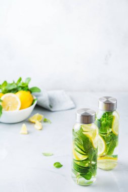 Taze serin limon salatalık nane suyu Detoks içecek infüzyon