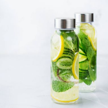 Taze serin limon salatalık nane suyu Detoks içecek infüzyon