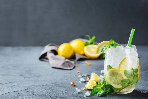 Hideg alkohol mojito koktél, long drink ital, limonádé — Stock Fotó