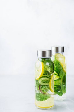 Taze serin limon salatalık nane suyu Detoks içecek infüzyon