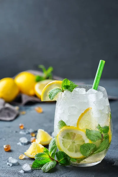 Cold alcohol mojito cocktail, long drink beverage, lemonade — Stock Photo, Image