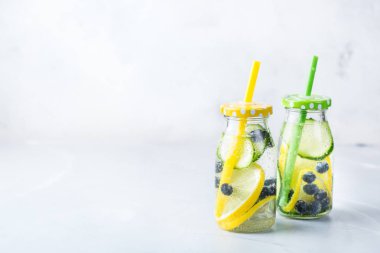 Taze serin limon salatalık berry suyu Detoks içecek infüzyon