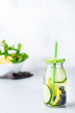 Taze serin limon salatalık berry suyu Detoks içecek infüzyon