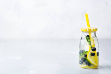 Taze serin limon salatalık berry suyu Detoks içecek infüzyon