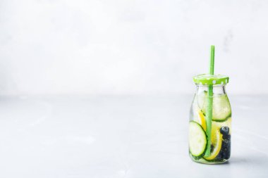 Taze serin limon salatalık berry suyu Detoks içecek infüzyon