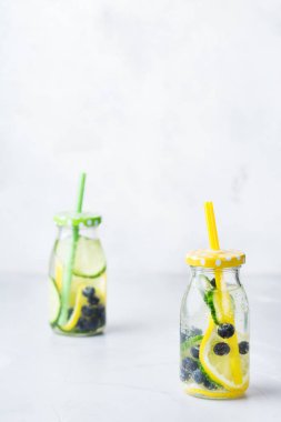 Taze serin limon salatalık berry suyu Detoks içecek infüzyon