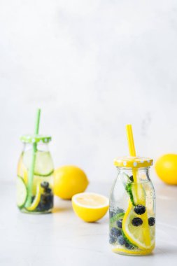 Taze serin limon salatalık berry suyu Detoks içecek infüzyon