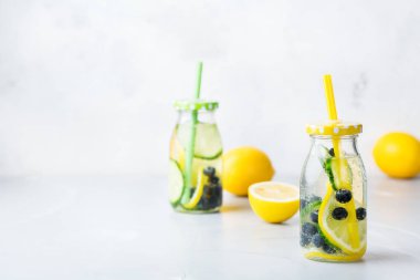 Taze serin limon salatalık berry suyu Detoks içecek infüzyon