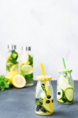 Taze serin limon salatalık berry suyu Detoks içecek infüzyon