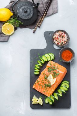 Japon yemekleri yemek pişirmek için Çiğ somon fileto