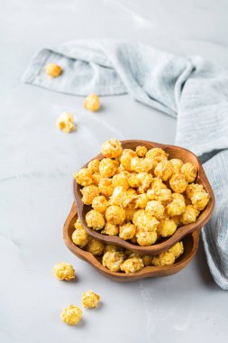 Parti ya da evde sinema için tatlı karamelli patlamış mısır