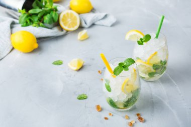 Soğuk alkol mojito kokteyl, uzun bir içki içecek, limonata