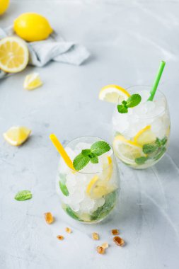 Soğuk alkol mojito kokteyl, uzun bir içki içecek, limonata