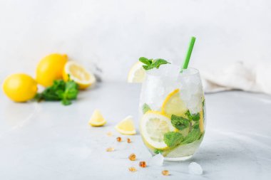 Soğuk alkol mojito kokteyl, uzun bir içki içecek, limonata