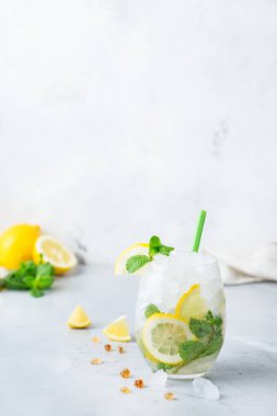 Soğuk alkol mojito kokteyl, uzun bir içki içecek, limonata