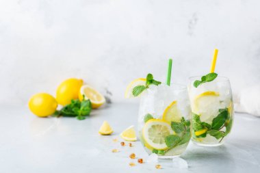 Soğuk alkol mojito kokteyl, uzun bir içki içecek, limonata