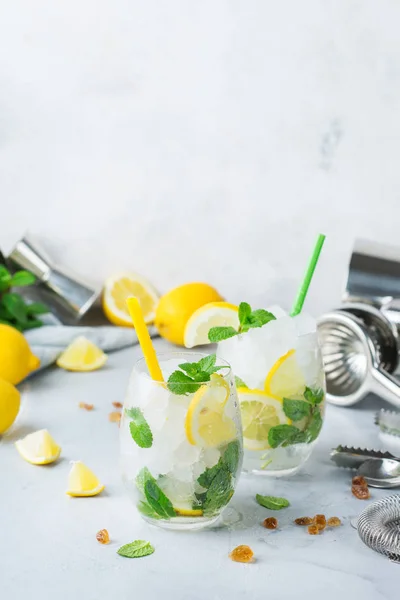 Coquetel de mojito de álcool frio, bebida longa, limonada — Fotografia de Stock